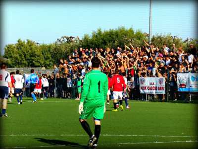 Una fase di gioco del match tra Ideale Bari e Borgorosso Molfetta, finale di Coppa Puglia di Terza categoria giocata lo scorso 30 maggio a Loseto davanti a 200 spettatori